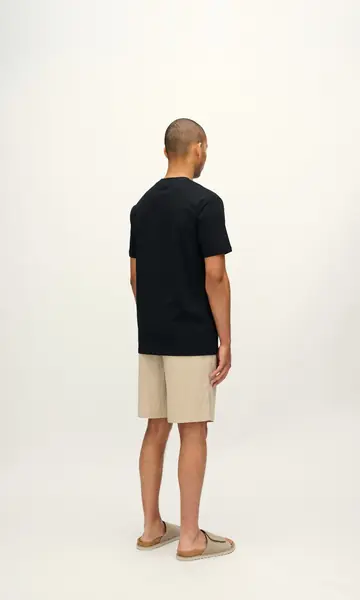 La misma camiseta, de espaldas