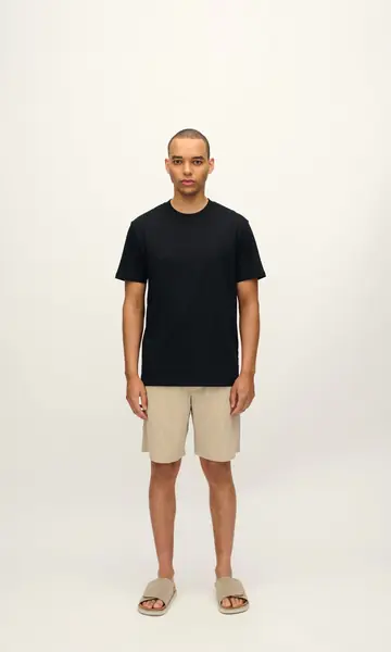 Un hombre con la camiseta negra, de frente