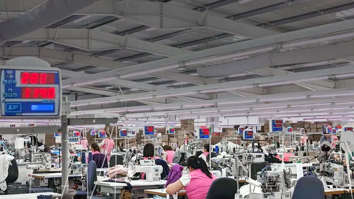 La nave de costura, con filas de máquinas y costureras